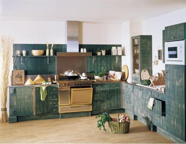 Køkkenets facade er lavet af plastik belagt med farvet lak, der efterligner antikke møbler.