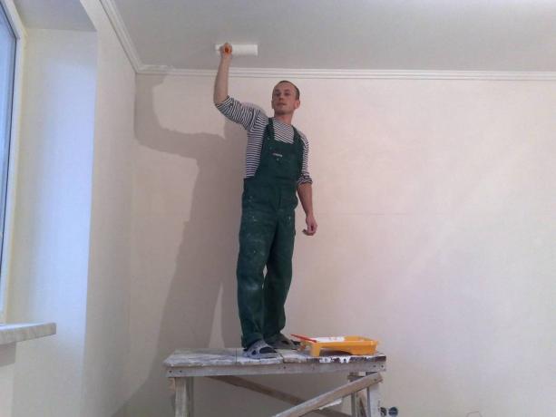 På billedet - hvordan man maler loftet i køkkenet med egne hænder.