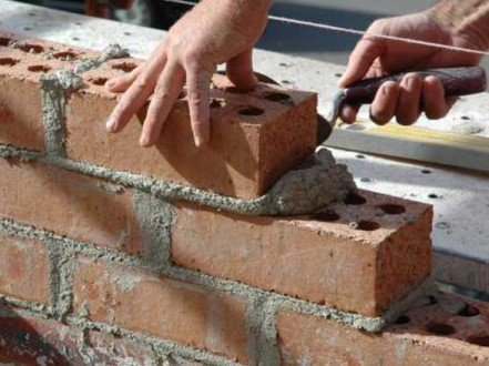 Hvis du skal bygge en murstenspartition, skal du sørge for at trække i strengen for at udjævne overfladen