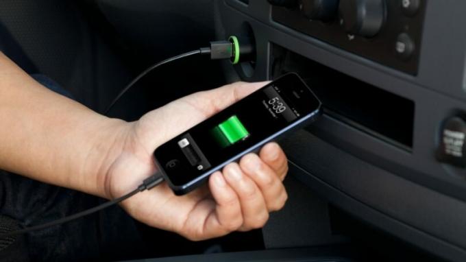 Hvorfor opkræve en mobiltelefon i bilen er meget farligt?