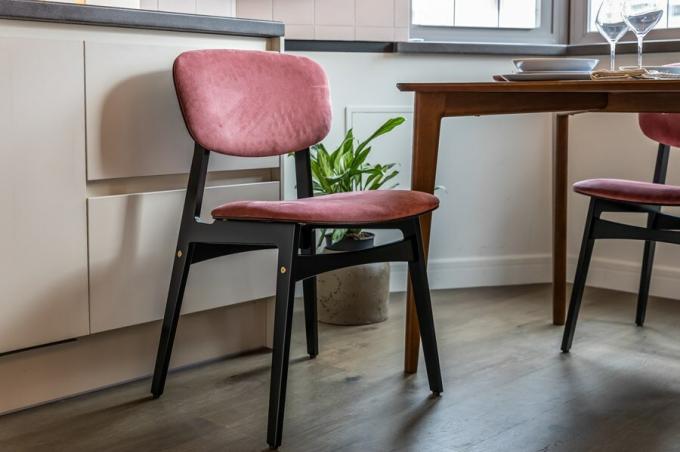 Rumme spisebordet invitere fire stole lavet af birk krydsfiner belagt med et fugt-resistent emalje, med ryg og sæder betrukket med rige pink nuance.