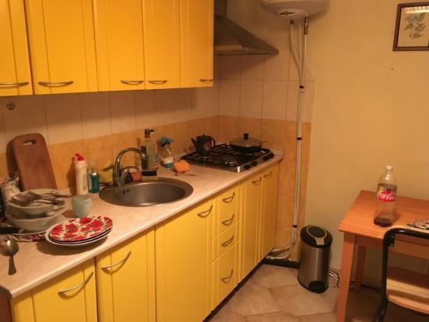 Køkken i lejlighed på 32-årig russisk hedder Ivan.