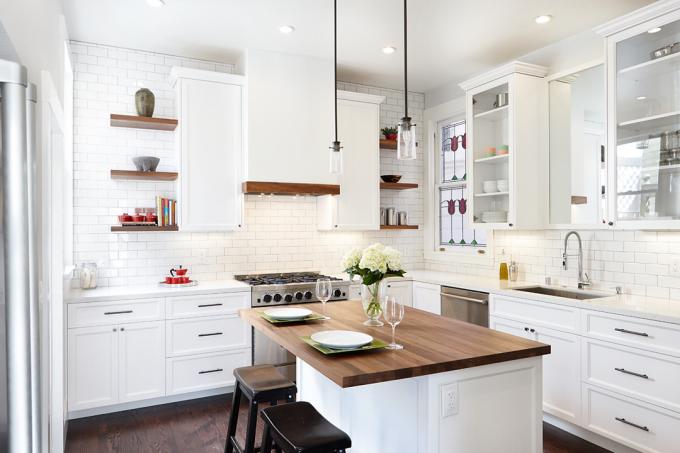 Hvide køkkener (51 fotos): headset med og uden en træplade i interiøret, video og foto
