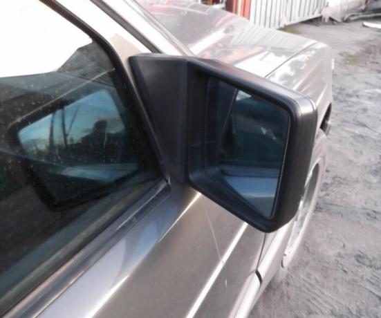 Short "stump" af den højre spejl på Mercedes-Benz E-klasse. | Foto: drive2.ru.