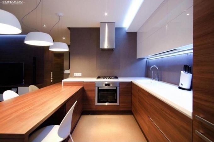 Ekstra belysning i køkkenet i stil med minimalisme