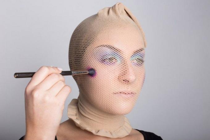 Carey begyndte at anvende øjenskygge pensel makeup direkte på toppen af ​​en strømpe-net.