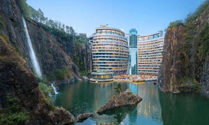Åbnede underjordiske Songjiang InterContinental hotel nær Shanghai (Kina).