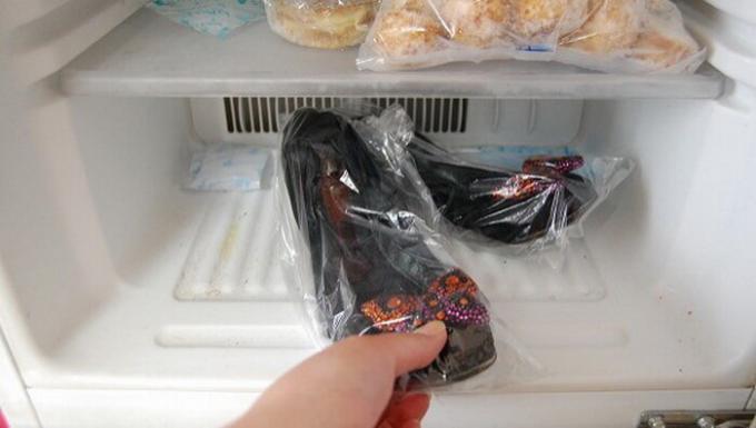 Indefrysning af sko i køleskabet. reklame