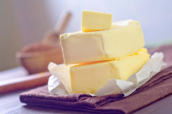Sådan opbevares smør i køleskabet: produktets holdbarhed, fryser det, video og foto