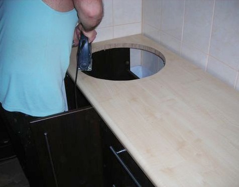 Skær hullet til vasken forsigtigt.