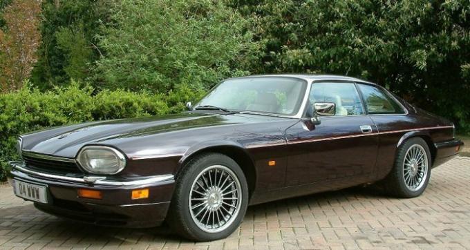 Sportsvogn Jaguar XJ-S med en V12 motor.