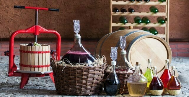 Hvordan forbereder en hjemmelavet vin af druer (rød eller hvid)