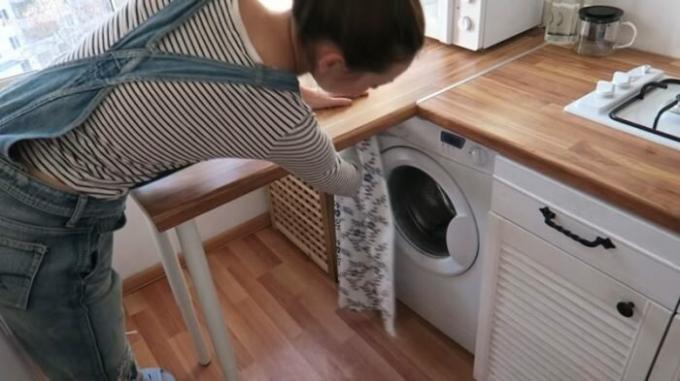 Vaskemaskine formået at skjule under et bord bag et gardin. | Foto: cpykami.ru.