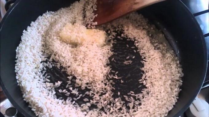 Før madlavning ris kan være stegt på en pande eller i en stegepande.