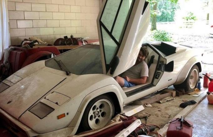 Barnebarn blev fjernet i sin bedstemors garage og fundet en Lamborghini Countach