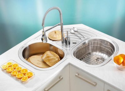 Dobbelt hjørnevask med integreret vaskemiddeldispenser