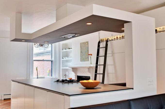 Overgange af gipsplader, som på billedet, bruges ofte til at forbedre zonering i køkkener kombineret med andre rum