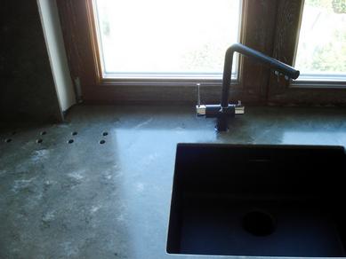 Bordpladen er en vindueskarm med en indbygget vask og åbninger til luftkonvektion.