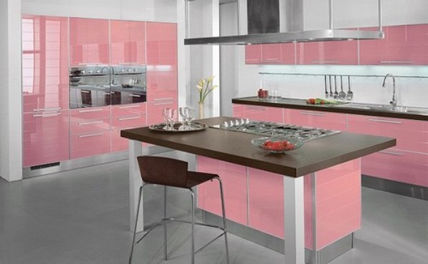 lyserøde vægge i køkkenet