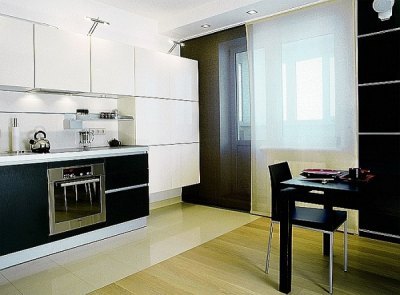 Indretningen af ​​et køkkenvindue med en altandør med lodrette paneler øger visuelt højden på rummet