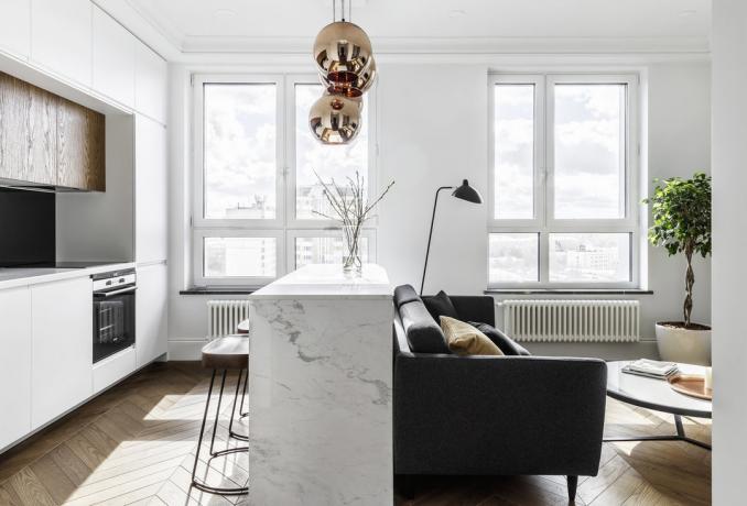 Odnushka et soveværelse på 35 m² med en træ-finish og marmor