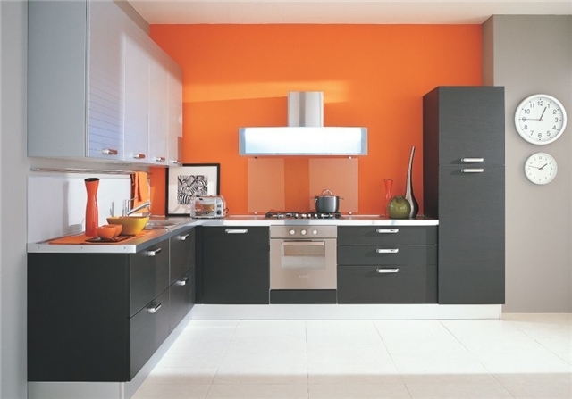 Orange med sort, men i en sådan usædvanlig løsning - kun orange vægge, er rummet opdelt vandret i to harmonisk kombinerede komponenter