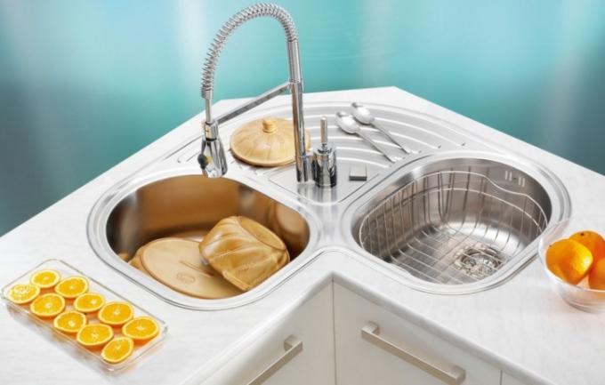 Hjørnevaske til køkkenet (39 fotos): hvordan man installerer med egne hænder, vælg dimensioner, instruktioner, fotos, pris og video-tutorials