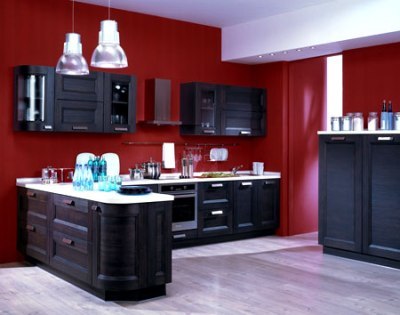 Kombinationen af ​​brun i det indre af køkkenet med hvid og rig rød