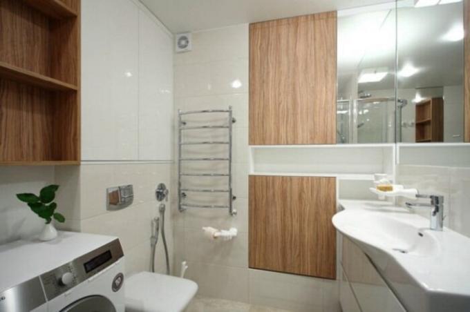 Oprettelse af en "våd badeværelse" europæisk stil har været med til at reducere størrelsen af ​​et badeværelse. | Foto: interiorsmall.ru.