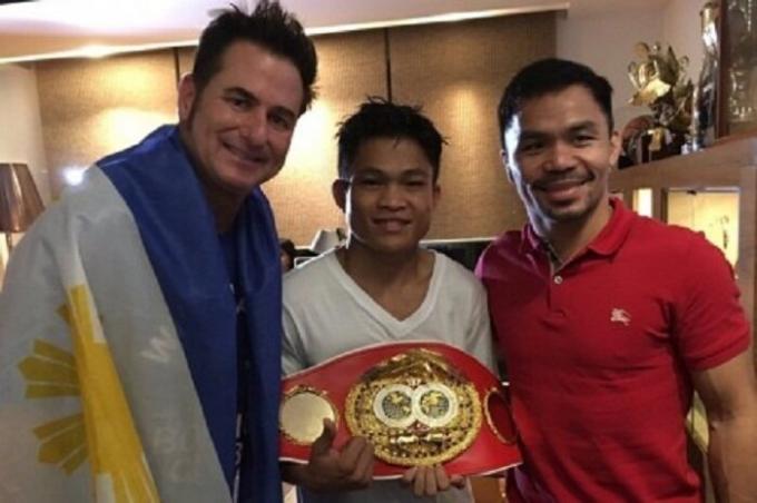 Den berømte bokser yder økonomisk bistand til unge atleter (Dzhervin Ankahas og Manny Pacquiao).