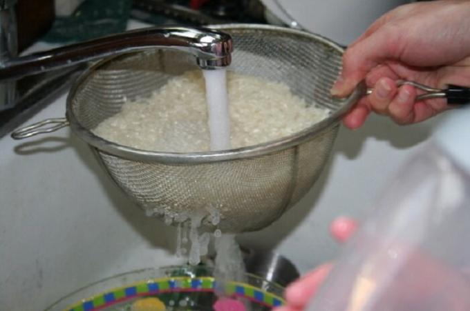 Vask ris i et dørslag komfortabel med rindende vand.