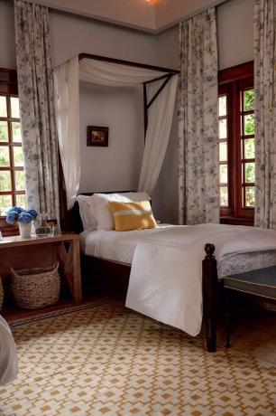 Hyggelige værelser er indrettet i spansk stil med hvidkalkede vægge og mørkt træ vinduer. | Foto: Thiago Molinos (Tiago Molinos).