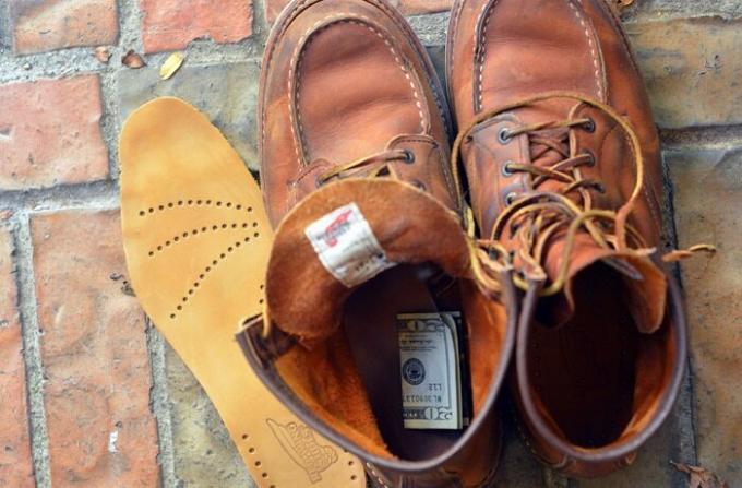 
Besparelser kan sættes under indersålen i en gammel støvle. / Foto: gkd.ru. 