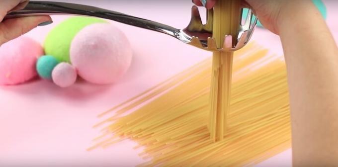 Bestem mængden af ​​pasta per portion er ganske vanskeligt. 