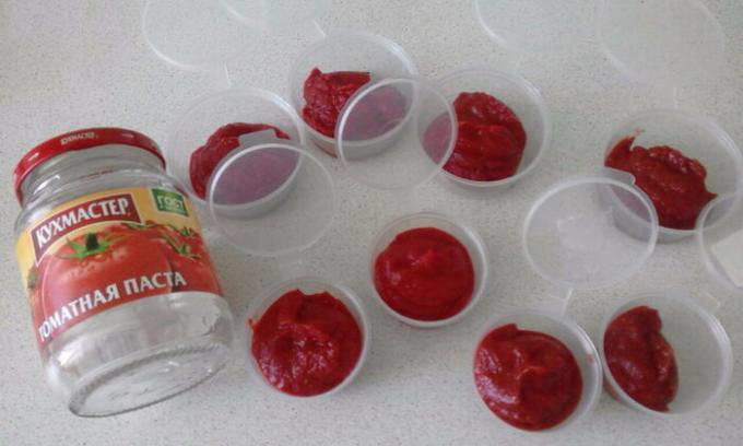 Tomatpuré i engangsbeholdere plastbeholdere.