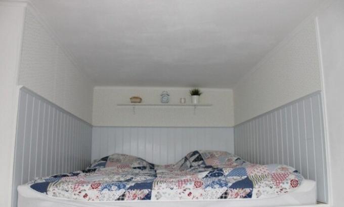 Her er en sovekabine udstedt Anna i hendes lejlighed. | Foto: sdelaisam.mirtesen.ru.