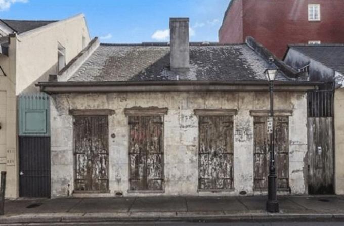 En nondescript hus i den gamle bydel i New Orleans.