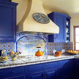 Foto af et blåt køkken på baggrund af lyse vægge