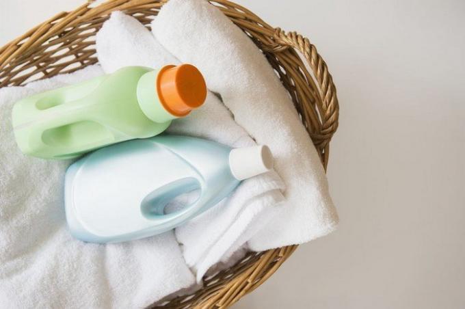 Sådan laver du en sikker blegemiddel til vask og tøj