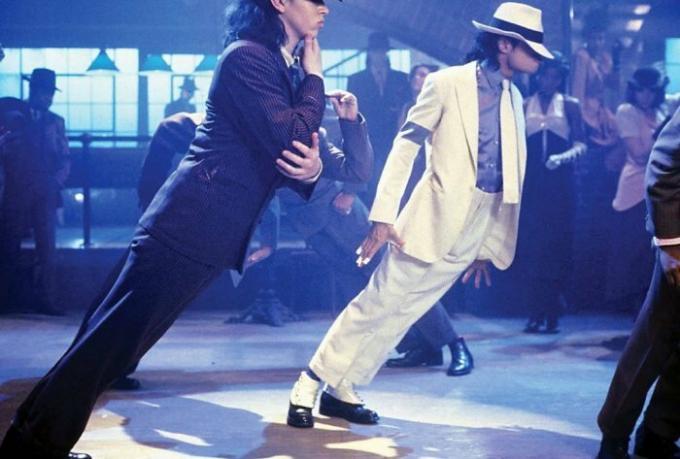 Da Michael Jackson var i stand til at besejre tyngdekraften, der udfører hans legendariske skråning