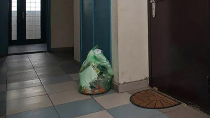Umnichka kone, fravænnede naboer stå pose skrald i den fælles korridor, nu affaldet lugter ikke!