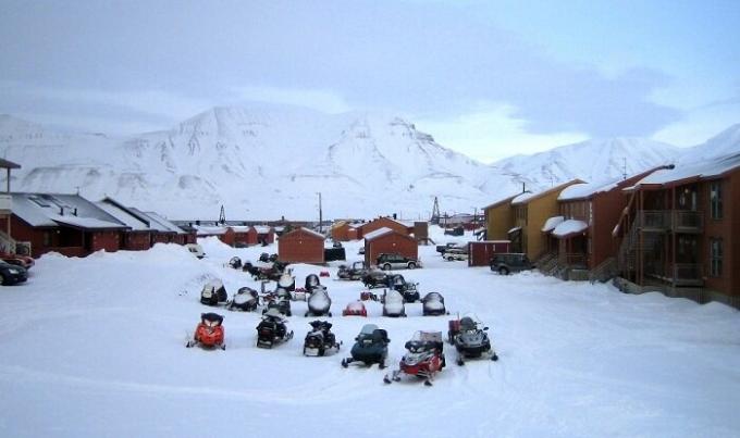 Om vinteren, alle indbyggere og turister gå videre snescootere (Longyearbyen, Norge).