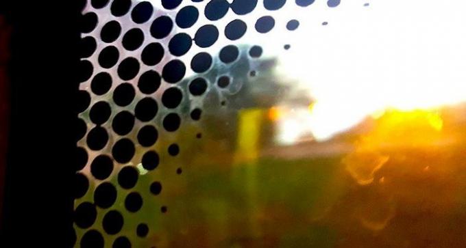 Hvad er disse sorte prikker på glasset af bilen, og hvorfor de er nødvendige