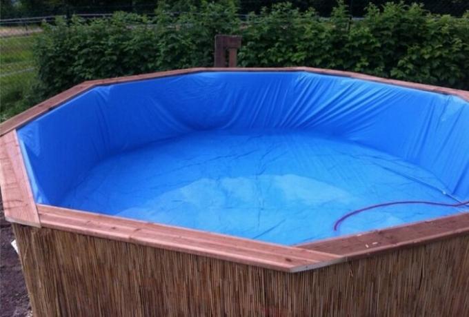 Enthusiast bygget en swimmingpool på en sommerresidens for de sædvanlige træpaller på designet fra internettet