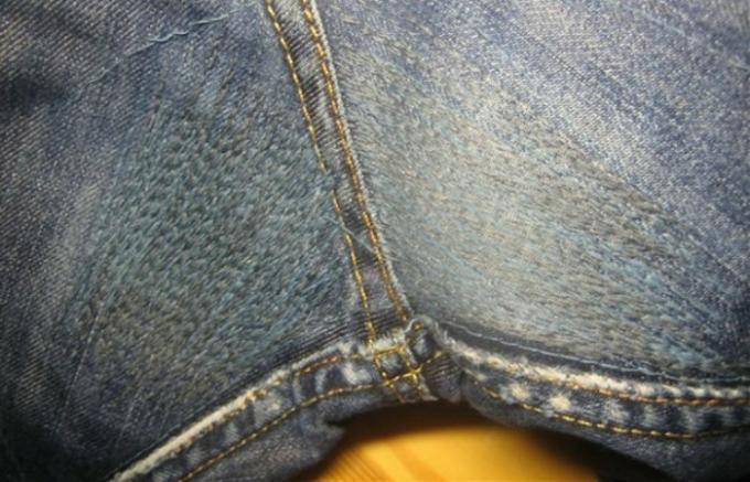 Hvordan at fastsætte et par jeans. 