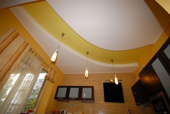 Loftet i køkkenet lavet af gipsplader af gips kan ikke kun være monokromatisk