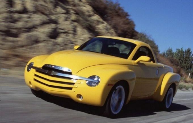 Pickup-konvertible Chevrolet SSR udsendt en kort periode fra 2003 til 2006. | Foto: cheatsheet.com.