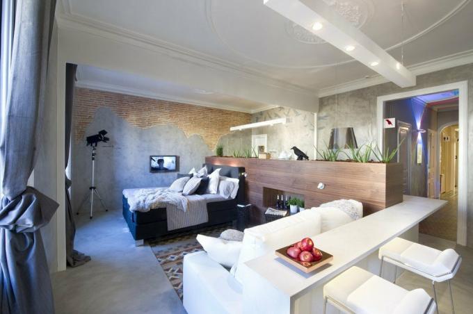 Bachelor lejlighed 35 m²: møbler i midten og en gennemsigtig badeværelse