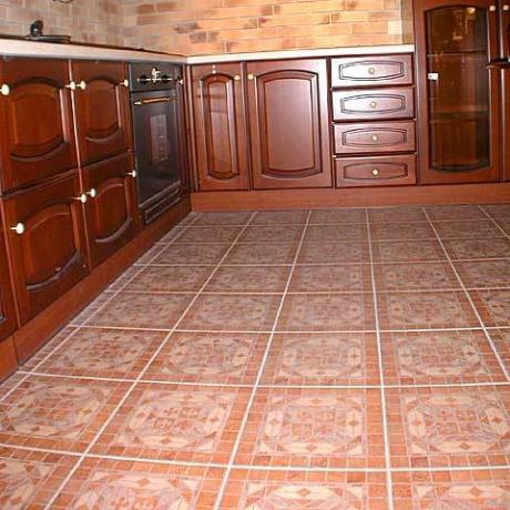 Keramisk gulv i køkkenet