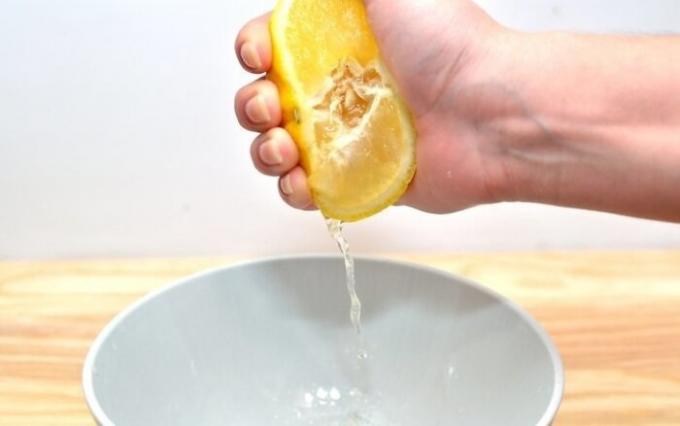 Citronsaft vil tilføje krydderi til fadet.